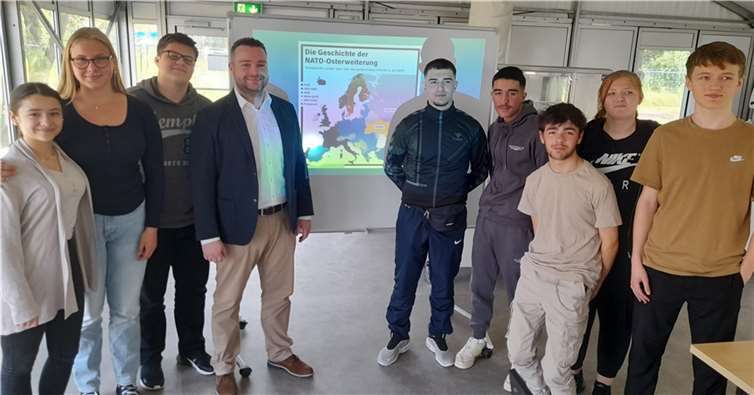 Die NATO-Osterweiterung war eines der brisanten Themen, welche die Zehntklässler der EKS mit Torsten Welling (4.v.l.) diskutierten.  Foto: privat