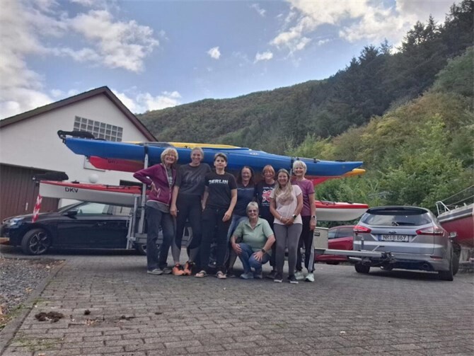 Die „NWV-Mädels“ bei der Ankunft am Bootshaus des Ruderverein Traben-Trarbach, wo das Nachtlager aufgeschlagen wurde.
