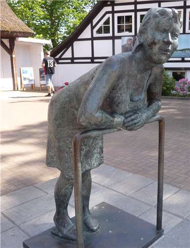 „Die Nachbarin“, eine Skulptur von Martin Kirstein, 1999, aufgestellt im Eingangsbereich der Störtebeker Festspiele in Ralswiek auf Rügen. privat