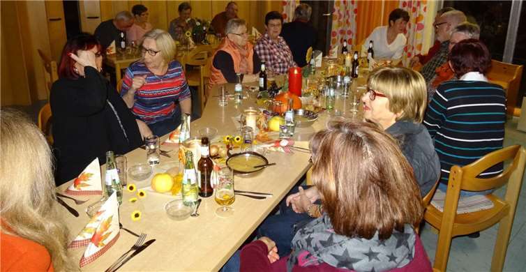 Die Nachbarschaft trifft sich im Anschluss an den Umzug zum gemütlichen Beisammensein. privat
