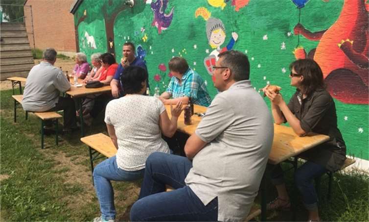 Die Nachbesprechung zum Dorftrödel fand bei Grillwürstchen und Getränken auf dem Spielplatz statt.privat