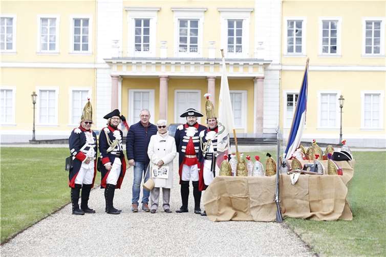 Die Nachbildungen der historischen Militärhelme erhalten einen Ehrenplatz bei der Ehrengarde in Neuwied.  Quelle:Neuwieder Ehrengarde