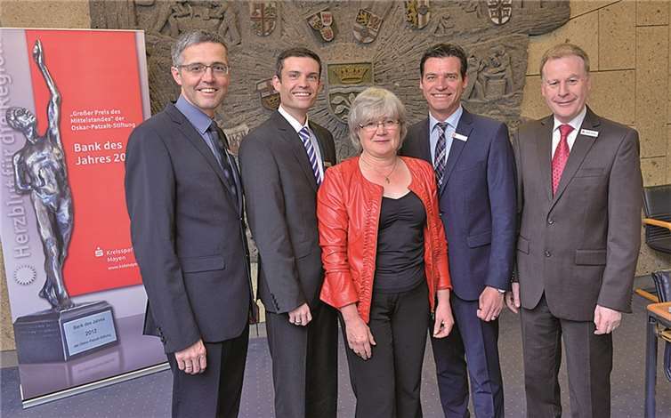 Die Nachfolge ist gesichert: (v.l.) Vorstandsmitglied Karl-Josef Esch, der neue Vertriebsleiter des FirmenkundenCenters Marco Pung, die bisherige Leiterin Doris Knöll, der Leiter des neuen Bereichs „Zentrale Firmenkunden“ Christoph Buhr sowie Vorstandsvorsitzender Peter Schaaf.  Privat