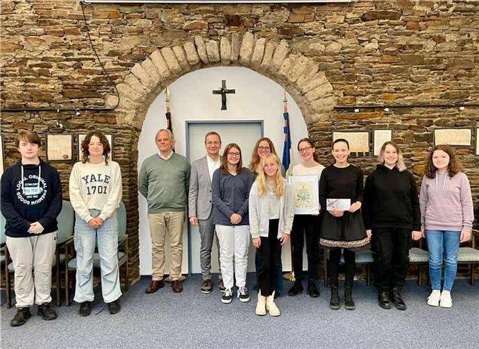 Die Nachhaltigkeits-AG des Rhein-Gymnasiums Sinzig unter der Leitung von Phyllis Kohnen (6. v.l.), Schulleiter Dr. Jens Braner (3. v.l.) zusammen mit Bürgermeister Andreas Geron (4. v. l.) im Sinziger Ratssaal. Foto: Clarissa Figura