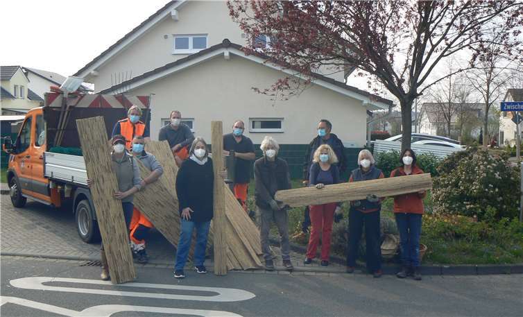 Die „Nachhaltigkeitsinitive Wachtberg e. V.“ mit den Sonnenschutzmatten für die Sommerlinden auf der Gimmersdorfer Str. in Wachtberg-Villip.Fotos: privat