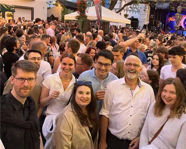 Bürgernah und mittendrin Die Nachwuchs-CDU rund um ihren Vorsitzenden Philip Rünz gemeinsam mit OB-Kandidat Ernst Knopp – mittendrin beim Gülser Blütenfest. Foto: Philip Rünz