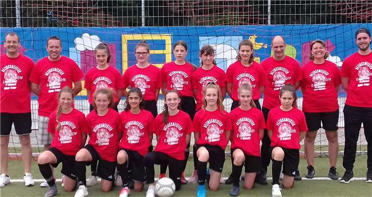 Die Nachwuchs-Kickerinnen freuen sich über ein gelungenes Spieljahr. privat