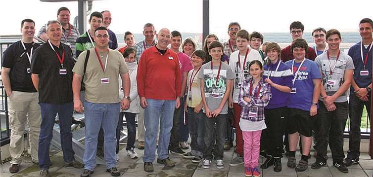 Die Nachwuchsfeuerwehrleute rund um Kreisjugendfeuerwehrwart Dieter Zimmermann (hinten, Mitte) waren beeindruckt von den modernen Energietechnologien der Firma „Juwi“ in Wörrstadt. privat