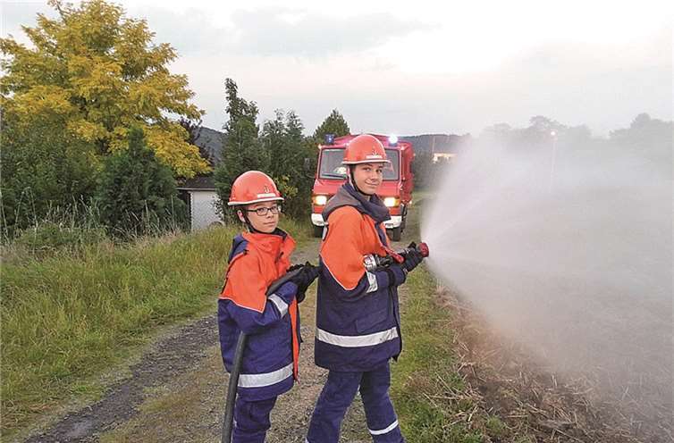 Die Nachwuchsfeuerwehrmänner beim Feldeinsatz.