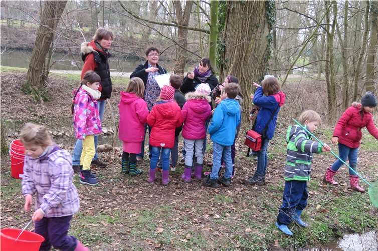 Die Nachwuchsforscher nehmen Wasserproben. Kreisverwaltung