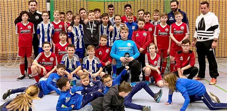 Die Nachwuchsfußballer des Ahrweiler BC und des FC Andernach präsentierten sich auf dem Hallenparkett in der Mayener Burghalle als die stärksten Teams.Foto: privat