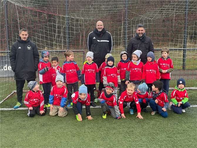 Die Nachwuchsfußballer/innen des SV Rot-Weiß Merl bekamen neue T-Shirts gesponsert. Foto: privat