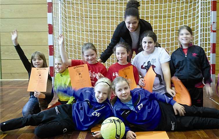 Die Nachwuchsfußballerinnen freuten sich über den Besuch von Célia Okoyino da Mbabi. privat