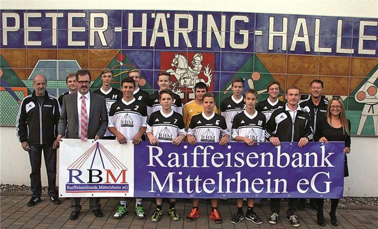 Die Nachwuchshandballer freuten sich über ihre neuen Trikots.privat