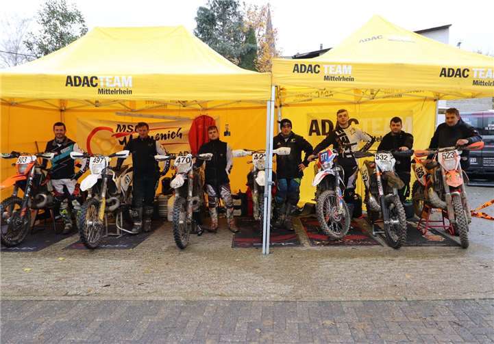 Die Nachwuchshoffnungen des MSC Kempenich! Von rechts nach links: Timo Zapf (KTM) , Sven Ellingen (Husquarna), Mirco Schlich (KTM), Nico Schäfer (Husquarna), Paul Gabriel (Fantic ), Daniel Handwerk (KTM) und Max Hardnack (KTM). Foto: MSC Kempenich