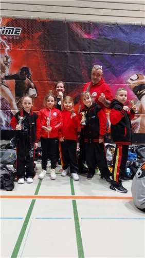 Die Nachwuchskickboxer Jolie Zaverlberg, Lucia Andric, Lea Schmitz, Lotta Bozek, Luisa Riehl und Jan Smarzyk.
