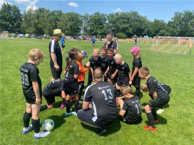 Die Nachwuchskicker der SG Eintracht Mendig/Bell feuern sich vor dem Spiel an.  Fotos: privat