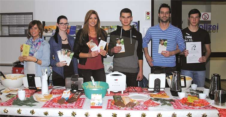 Die Nachwuchskräfte beim Verkauf von Kaffee und Waffeln aus fair gehandelten Produkten. Jasmin Franz