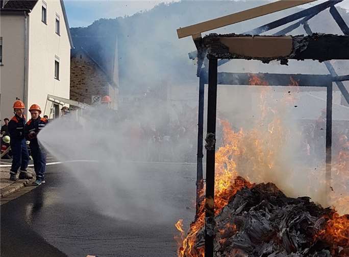Die Nachwuchskräfte der Freiwilligen Feuerwehr bestanden ihre „Feuerprobe“ mit Bravour.  Privat