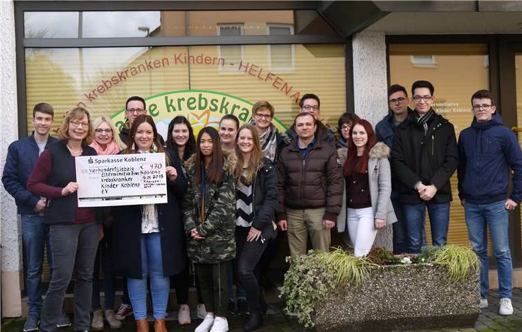 Spende an Elterninitiative krebskranker Kinder Die Nachwuchskräfte des Finanzamts Koblenz bei der Scheckübergabe. privat