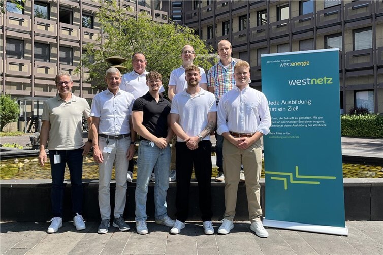 Die Nachwuchskräfte freuen sich über den erfolgreichen Abschluss ihrer Ausbildung bei Westnetz.