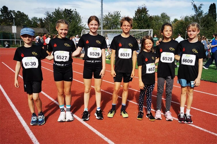 Die Nachwuchsleichtathleten des TuS Ahrweiler nach einem erfolgreichen Wettkampftag in Rheinbach: Viele persönliche Bestleistungen, starke Platzierungen und großer Teamgeist sorgten am Ende für strahlende Gesichter.