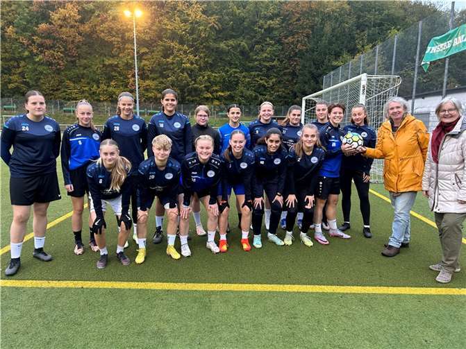 Die Nachwuchsmannschaft der Bäckermädchen in der Bundesliga durfte sich kürzlich über eine besondere Spende freuen: einen fair produzierten Spielball vom „Weltladen“ in Andernach. Foto: privat