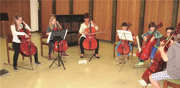 Die NachwuchsmusikerInnen auf der Schülerbühne in Kobern-Gondorf. privat