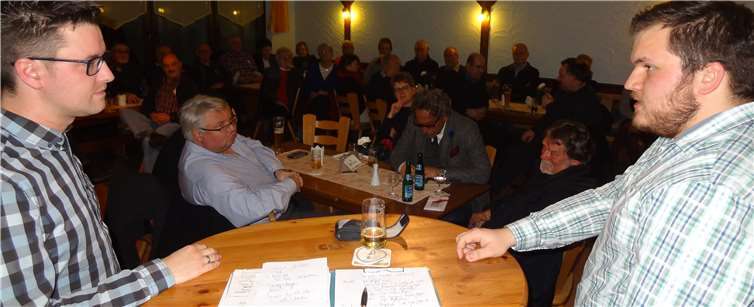 Die Nachwuchspolitiker Sebastian Stendebach (links) und David Olberts äußerten sich beim „Roten Talk im Grünen Baum“ skeptisch zum Engagement der Jugend in der Politik.SPD Stelzenbach