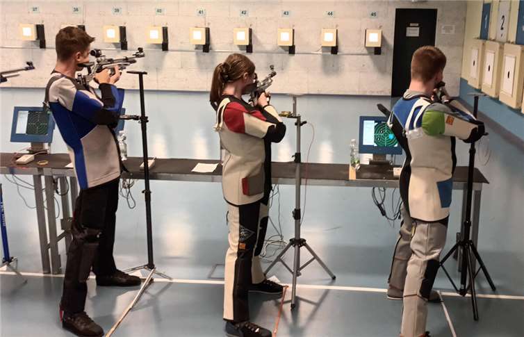 Die Nachwuchsschützen Timm Sachse, Amelie Richter und Lukas Richter bei der Landesverbandsmeisterschaft. Foto: privat