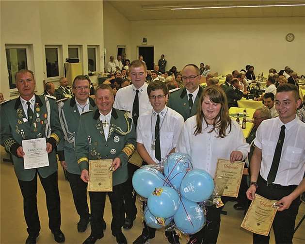 Die Nachwuchsschützen wurden für Engagement geehrt. Mit dem silbernen Verdienstkreuz wurde Roland Fronnert ausgezeichnet.