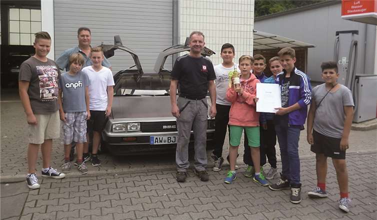 Die Nachwuchsspieler der C-Jugend unter Führung der Mannschaftskapitäne Julian Schmidgen, Rene Wenzel und Trainer Robert Kübler ernannten Manfred Lammerich zum Ehrenkapitän und schenkten ihm eine Rundfahrt durch Bad Breisig mit einem originalem DeLorean. privat