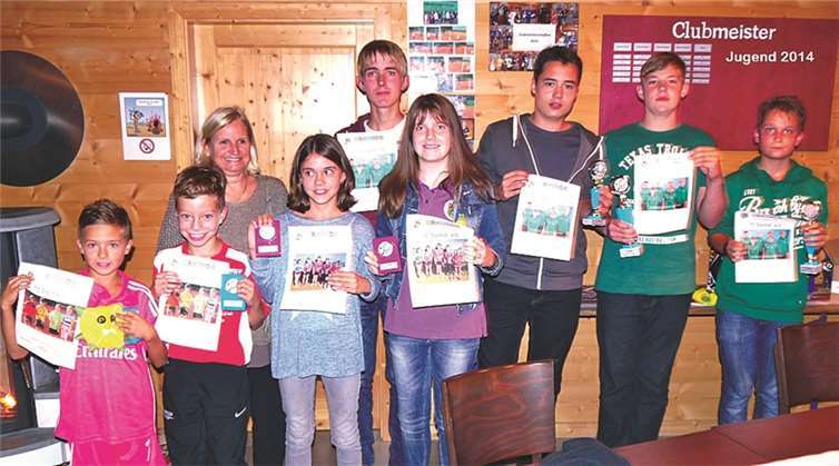 Die Nachwuchsspieler/-innen des TC Steimel: Luca Schür, Niklas Eitelberg, Jugendwartin Isolde Lux, Carlotta Neitzert, Julian Stallmann, Jil Dreidoppel, Lennart Neitzert, Emil Müller und Noel Schneider (v.l.).TC Steimel