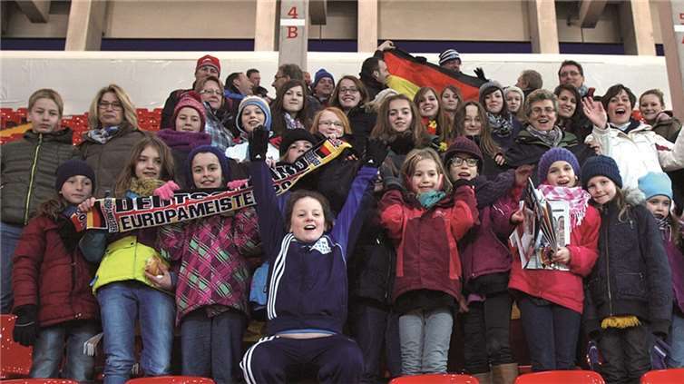 Die Nachwuchsspielerinnen des FVR verfolgten ein spannendes und stimmungsvolles Länderspiel zwischen den USA und Deutschland, zwei der besten Frauen-Nationalmannschaften der Welt. privat