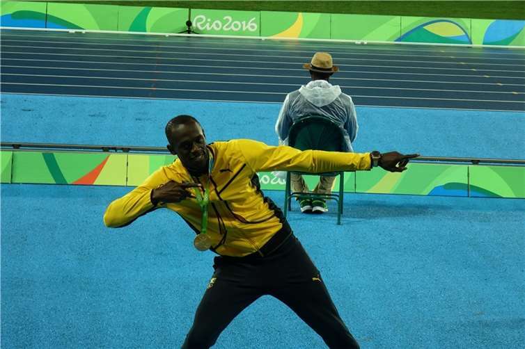 Die Nachwuchssportler konnten Usain Bolt in seiner bekannten Siegerpose hautnah erleben.