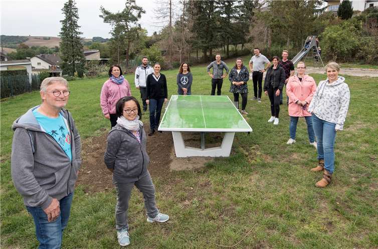 Die Näherinnengruppe um Nhung Giersch (vorne) übergab unter Beteiligung ihrer handwerklichen Unterstützer eine Tischtennisplatte und eine Balanciergerät auf dem Spielplatz ‚Im Linnerich‘ der Öffentlichkeit. Foto: Heinz Israel