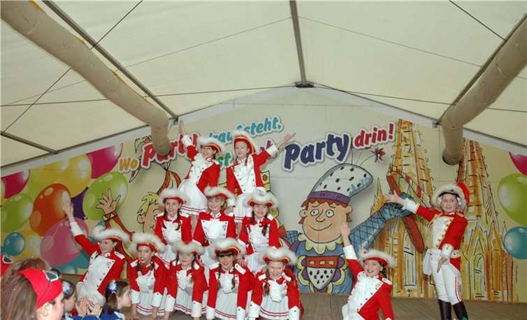 Blue Stars funkelten auf der Bühne Die Närrischen Landskroner gingen im Gardetanz an den Start.