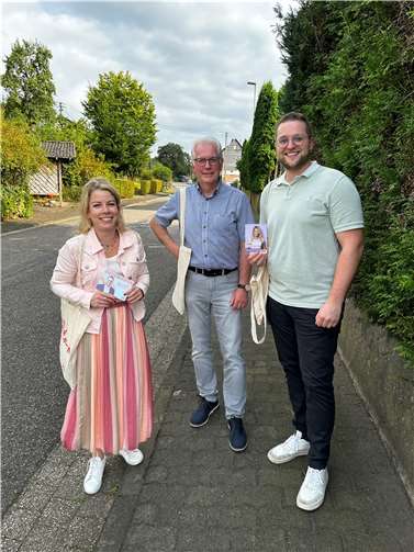 Die Nahversorgung im ländlichen Raum stärken - das ist dem heimischen Bundestagsabgeordneten Martin Diedenhofen (SPD) ein großes Anliegen. Im Rahmen seiner Sommertour „Diedenhofen überall“ besuchte er kürzlich die Gemeinde Oberdreis im Kreis Neuwied. Foto: Sebastian Lück