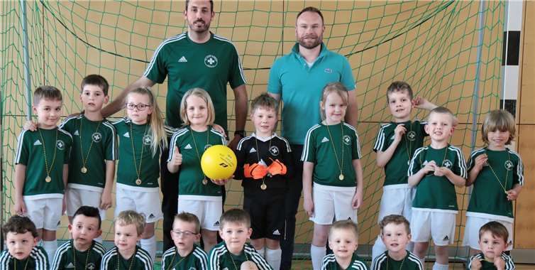 Die Namedyer Bambinis mit ihren Trainern beim Freundschaftsspiel in Nickenich.Christina Forkert