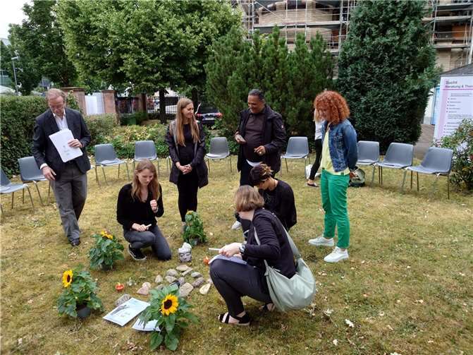 Die Namen der Verstorbenen wurden auf Kieselsteine geschrieben. Foto: Maike Langenfeld-Schudy