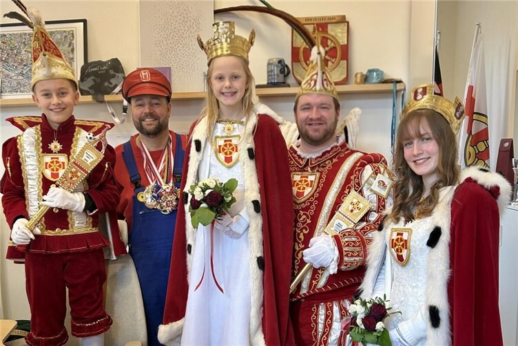 Die Narren haben OB Lennart Siefert vom Chefsessel verjagt. 