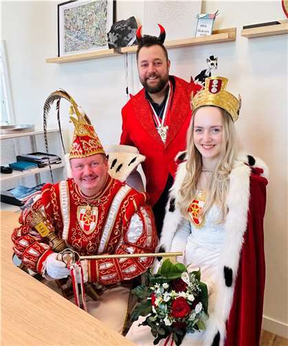 Die Narren haben OB Lennart Siefert vom Chefsessel verjagt.  Foto: Mira Bind / Stadtverwaltung Lahnstein