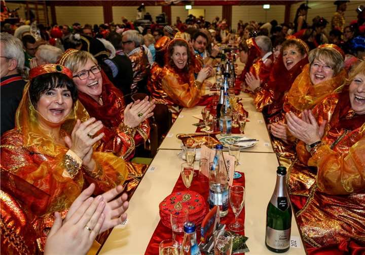 Die Narrenschar in der Schloßberghalle war bestens gelaunt und bereit zur Narretei.