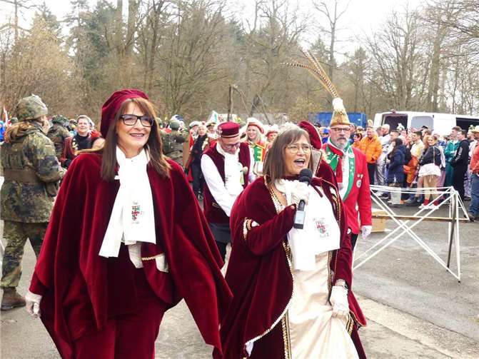 Die Narrenschwadron von ihrer Lieblichkeit Prinzessin Nicole hat gesiegt. Sie verlangt die sofortige Kapitulation.  Fotos: TE