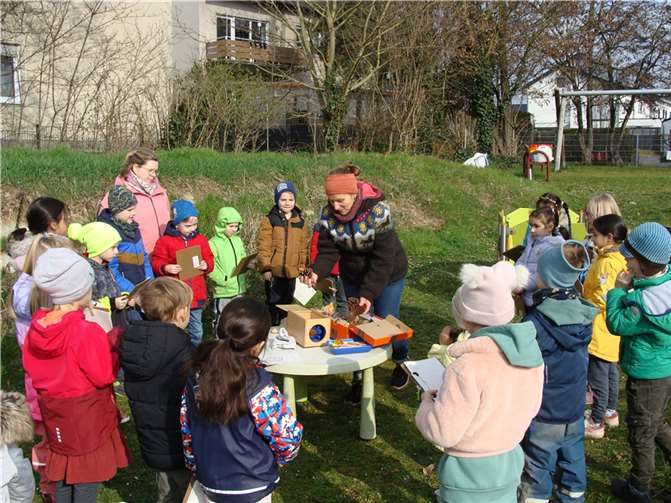 Die Natur- und Umweltpädagogin Monika Schmitz kam in die Kita und hat den Kindern vieles über den Wald erklärt. Fotos: privat