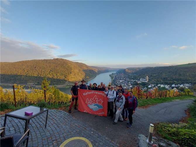 Die NaturFreunde bei wunderschönem Ausblick auf Tour.Foto: Ellen Schimikowski