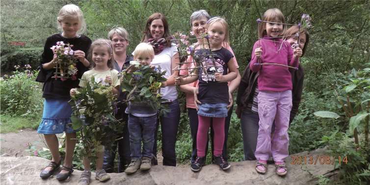 Die Naturfinder-Kinder begleiten die Pflanzen und Tiere auf ihrem Weg, sich für den Winter vorzubereiten. privat