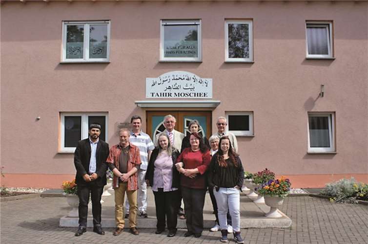 Die Naturfreunde Kettig vor der Tahir Moschee.privat