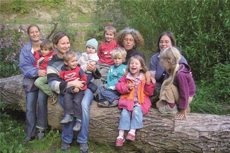 Die Naturkinder nutzen das schöne Wetter und erkunden ihre Umwelt.  Privat