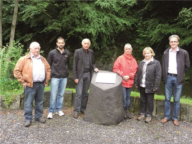 Die Natursteinwerke von Peter Engels (l.) spendeten den Stein, Pascal Schumacher (2.v.l.) und Michael Brück (r.) vom Büro Brück & Sachsler spendeten die Infotafel. Darüber freuten sich der Erste Kreisbeigeordnete Bernhard Mauel, Referatsleiterin Tanja Stromberg und Meta-Wolf-Binder.privat
